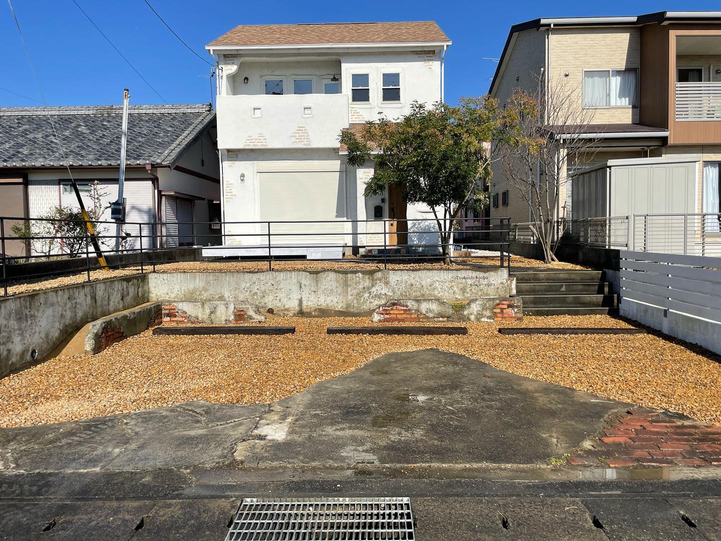 塗り壁の素敵な
つくし工房様の磐田展示場を、
お手入れしやすいようリ・ガーデンさせて頂きました。
既存の土間を少し残し、アイアンの柵×チャート石でジャンクな雰囲気に
花壇の中はつくし工房様のスタッフの方に植栽して頂きます

ありがとうございました

#エクステリア#外構#外構デザイン#お庭#庭づくり#お庭のリフォーム#ガーデン#リガーデン#exterior#garden#駐車場#砂利#カーポート#フェンス#コンクリート#植栽#シンボルツリー
#マルナカ#marunaka#静岡県#磐田市#浜松市#袋井市#掛川市#マイホーム計画中の人と繋がりたい
#マイホーム計画#マイホーム